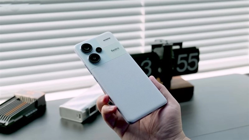 Redmi Note 13 Pro Plus với camera 200MP, hiệu năng mạnh mẽ cho du lịch.